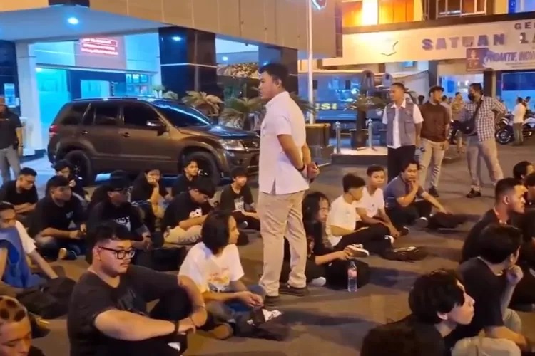 Polisi Minta Cap Jari dan Foto Pendemo, Okky Madasari: Langgar Hak Konstitusional!